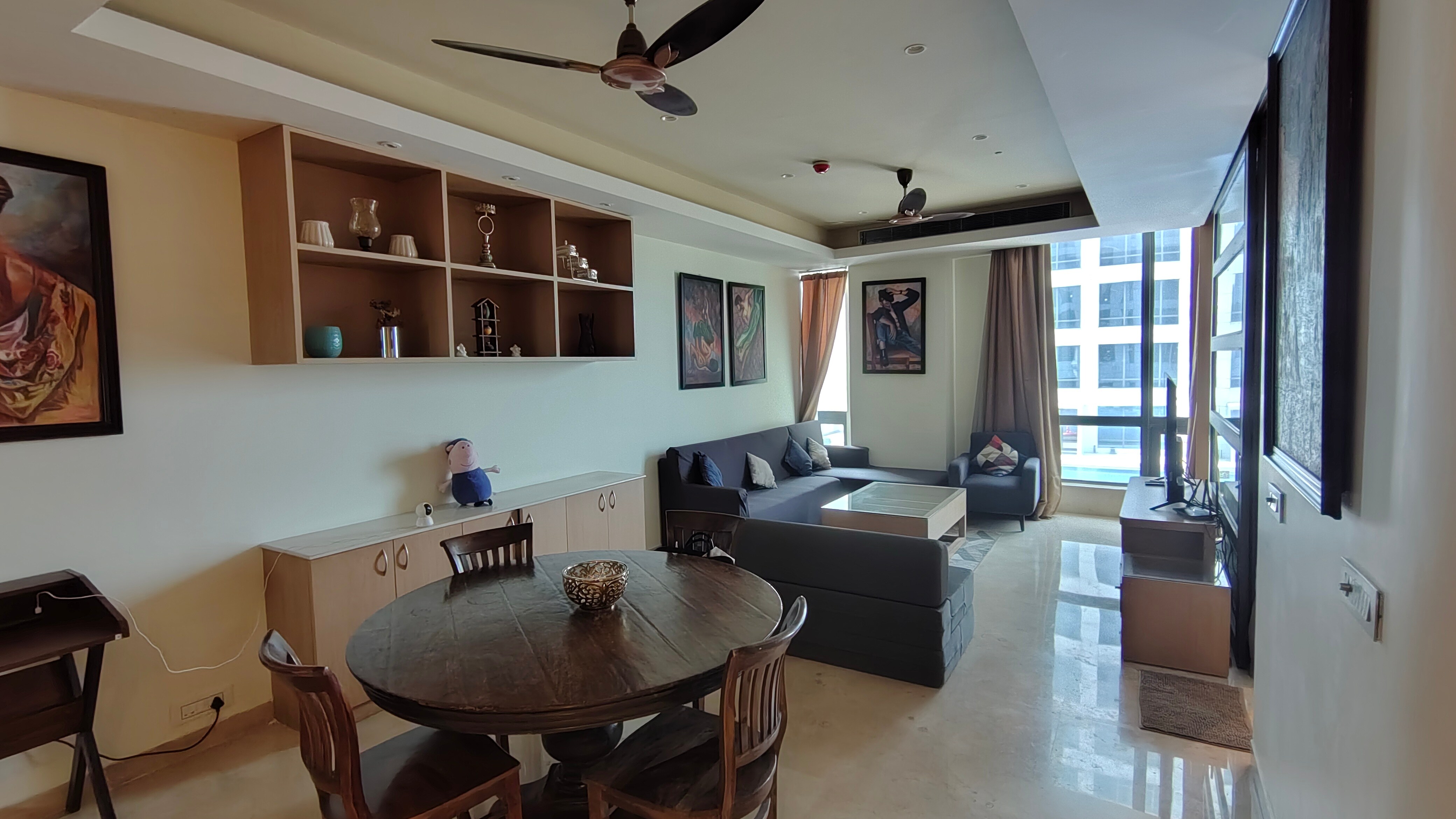 spacious 5 star 1 bedroom condo with a pool