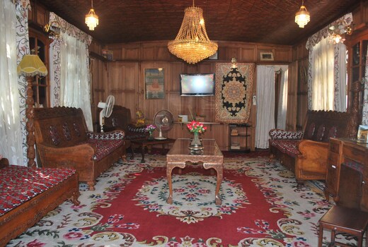 Kolu Palace Houseboat (Standard Room)