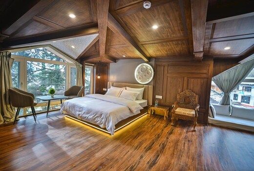 The Pine (Luxury Villa)