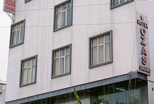 Hotel Ozas Grand - INFRONT OF BHU TRAUMA CENTER