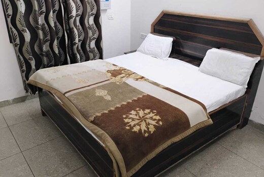 Hotel O Radhika Mohan Seva Sadan
