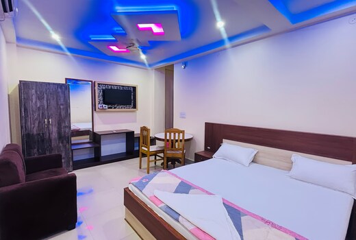 The Everest Hotel