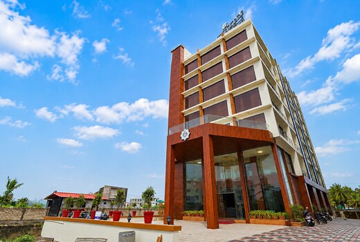 Hotel Sunshine Inn- 1.5 Kms from Temple