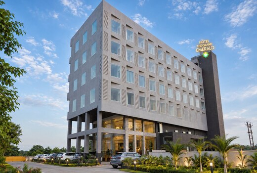 HOTEL THE GRAND EMERALD