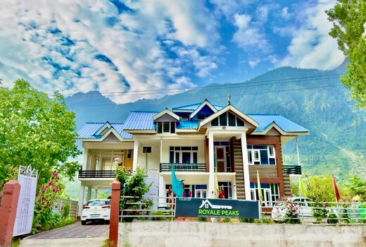 Royale Peaks (Sonmarg Road)