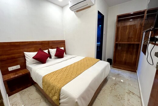 Hotel Delmond Prime Near NESCO Exhibition Centre