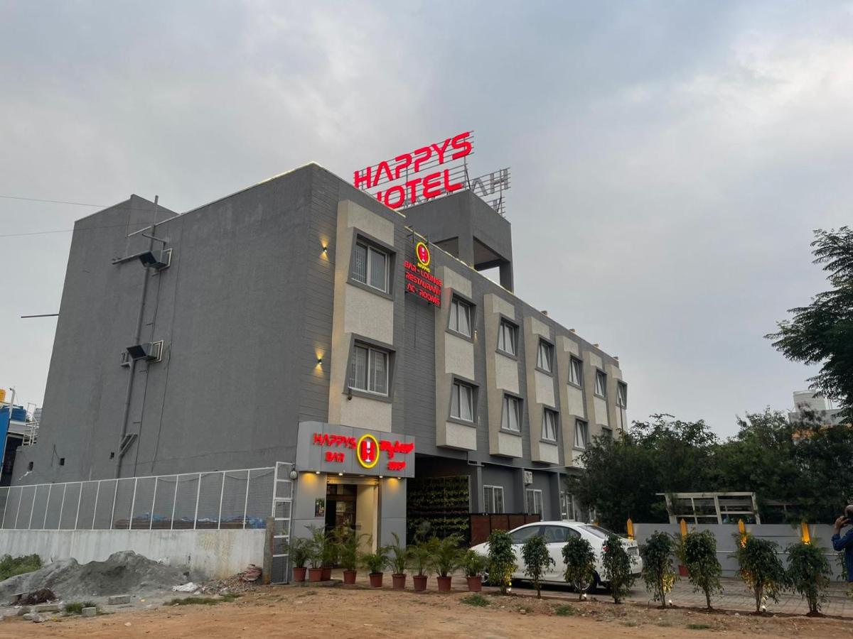 Happys Hotel & Restaurant