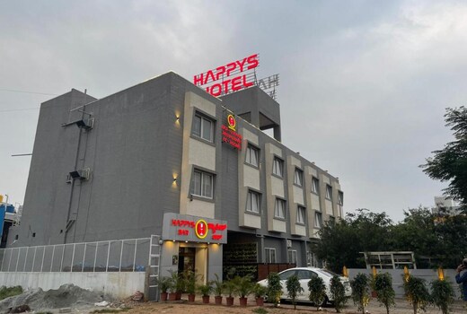 Happys Hotel & Restaurant