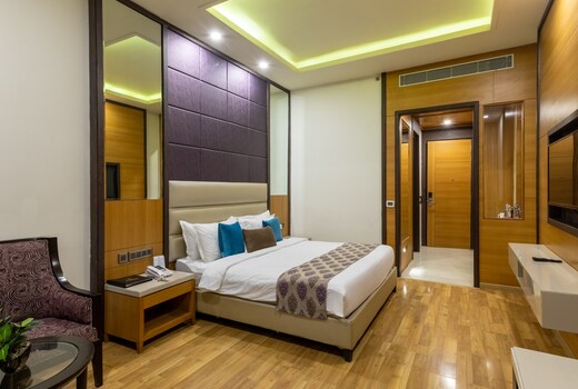 Palm Green Hotel & Resorts with Pool & Lawn