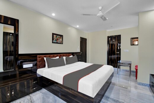 OM GUEST HOUSE AND BANQUET