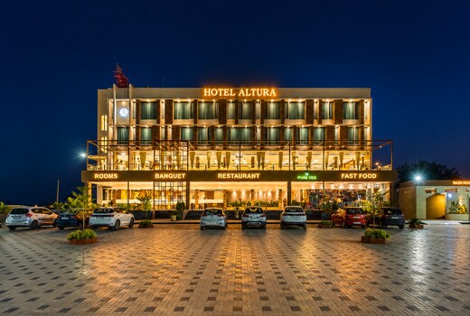 Hotel Altura, Chhatral