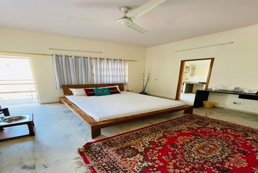 Rustic bedroom with kitchenette in prime location