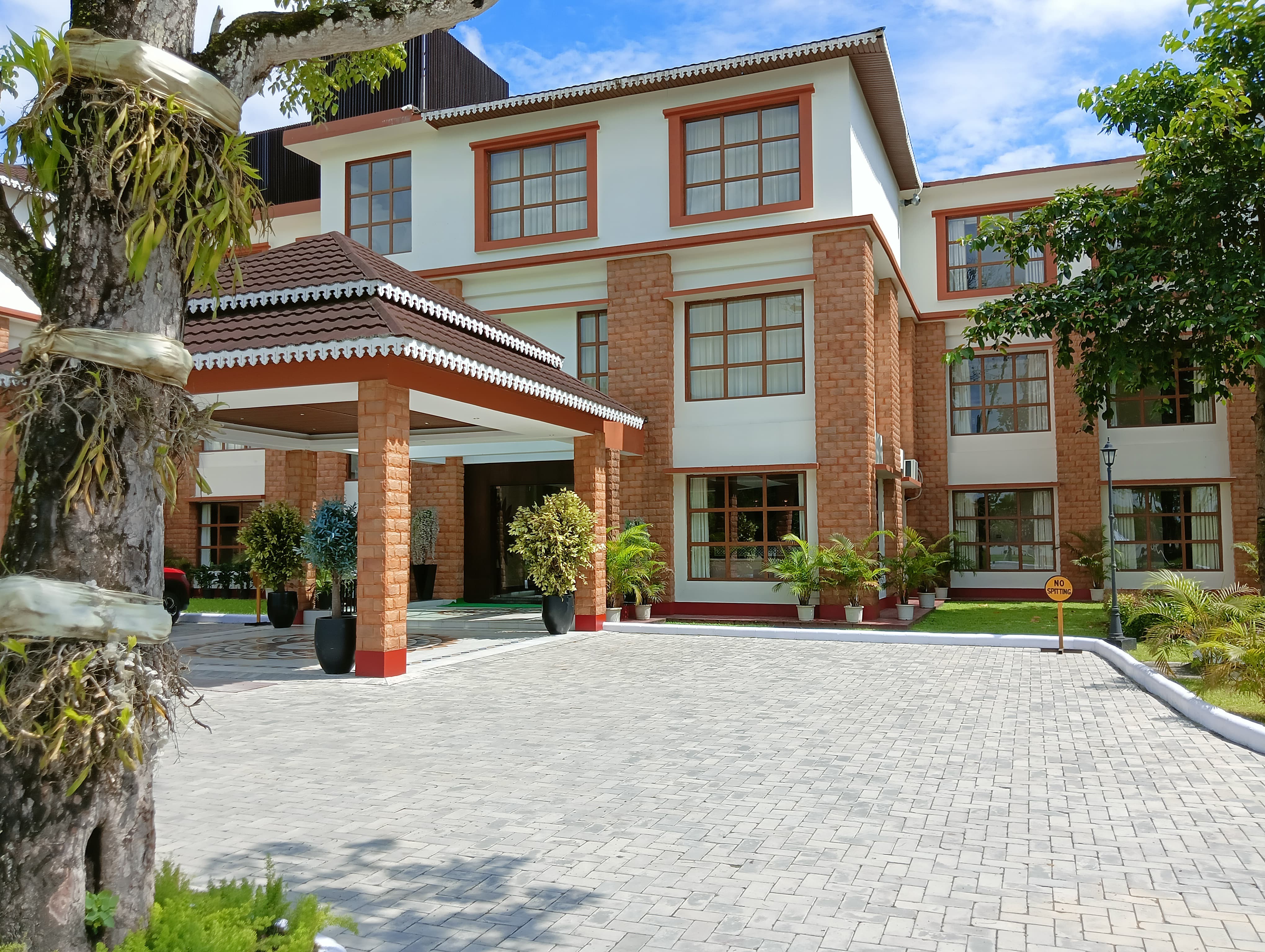 THE HOTEL KINNARA