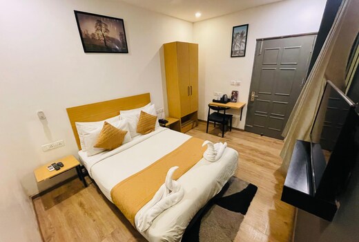 HOTEL A P S TOWNHOUSE