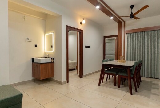 flat near hilite mall couple friendly