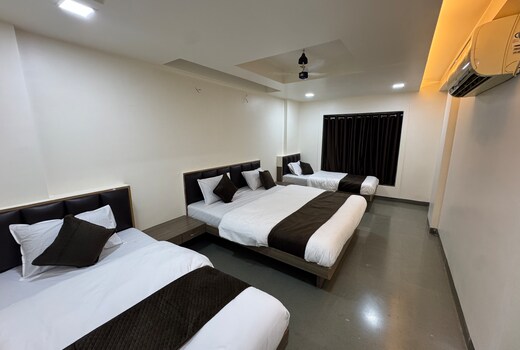 Hotel paras and lodge