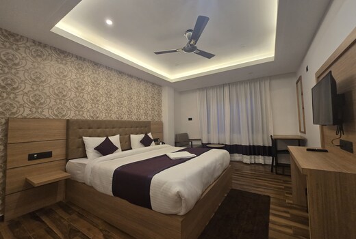THE PINE CREST HOTEL & LOUNGE