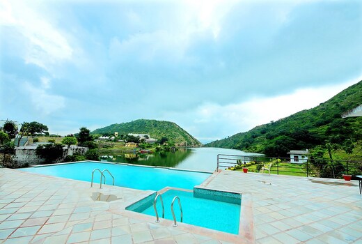 Anargh Holidays Inn A Lake View Resort