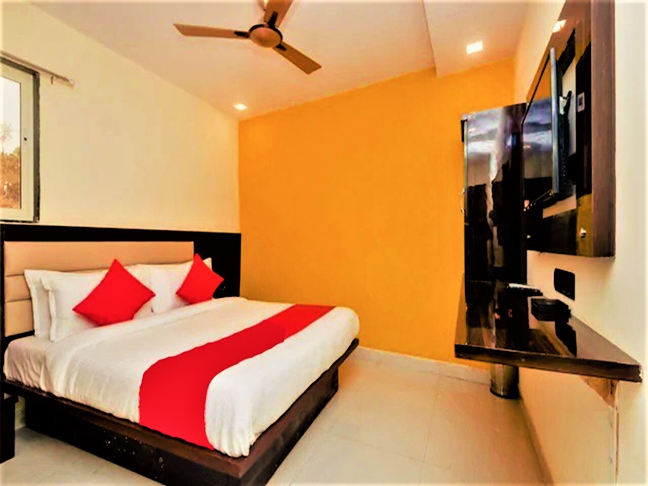 Hotel Spring Hills Near NESCO Exhibition Centre