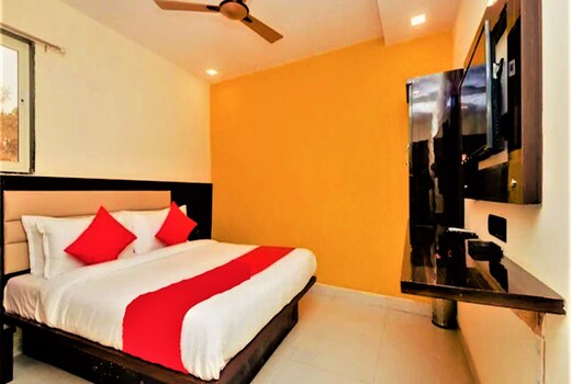 Hotel Spring Hills Near NESCO Exhibition Centre