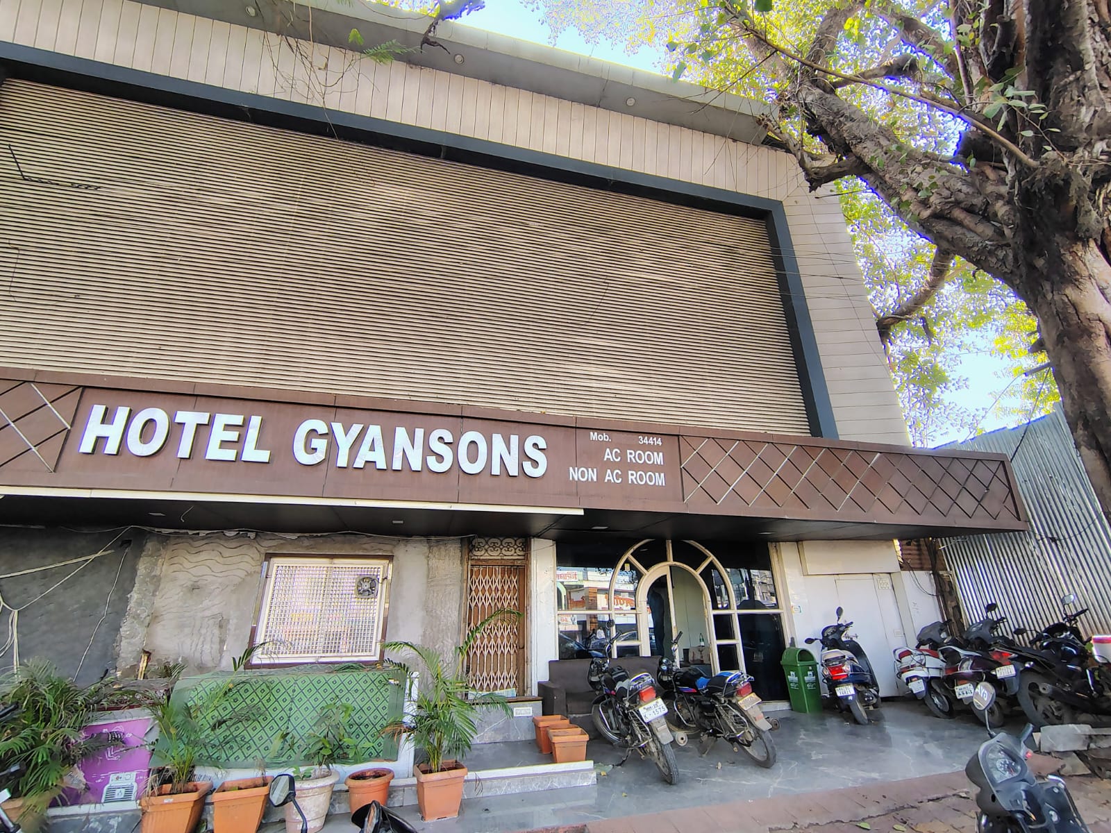 HOTEL GYANSONS