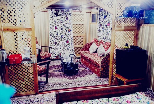 Houseboat Neelam