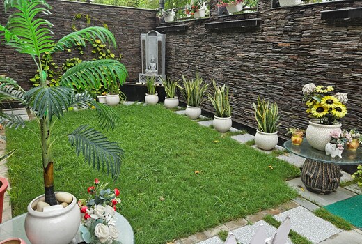 Elegant 3BHK home with lawn near India Expo Mart