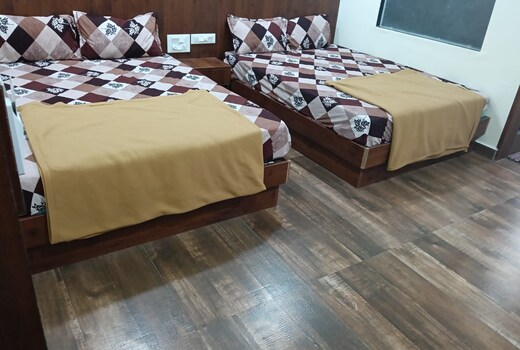 Hotel Saroja Palace