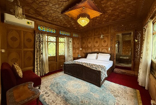 LORD PALACE HOUSEBOAT