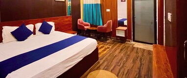 Atithi Hotel 3 min walk to Reengus bus stand