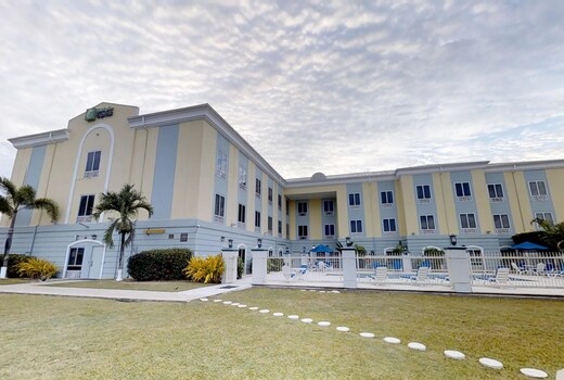 Holiday Inn Express Trincity