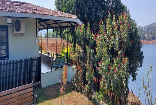 Heaven Lake Touch Farmhouse - Pawana