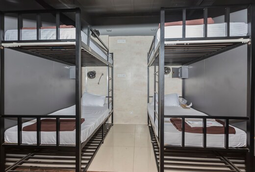PuraniDILLI-13 AIRPORT Men's HOSTEL