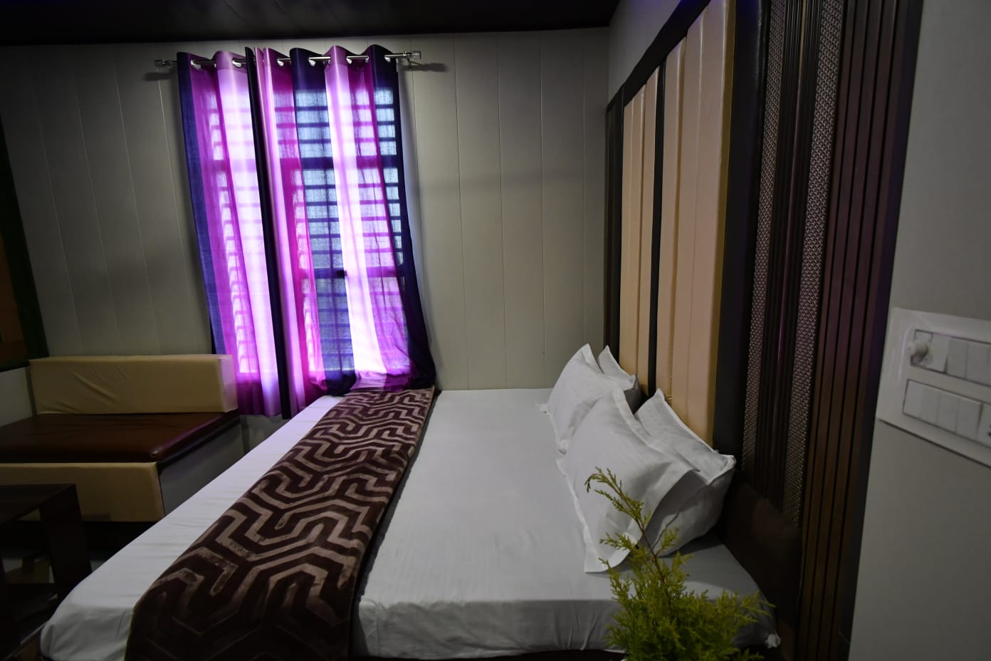 Hotel six season