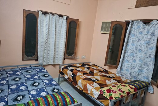 Triple bed room