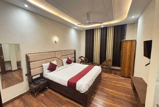 Hotel O Royals