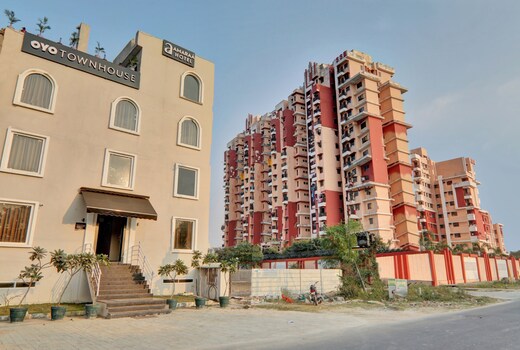 Super Townhouse Amaraa Hotel Near Phoenix Palassio