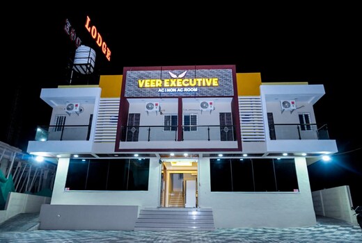 Veeer Executive Lodging, Jejuri