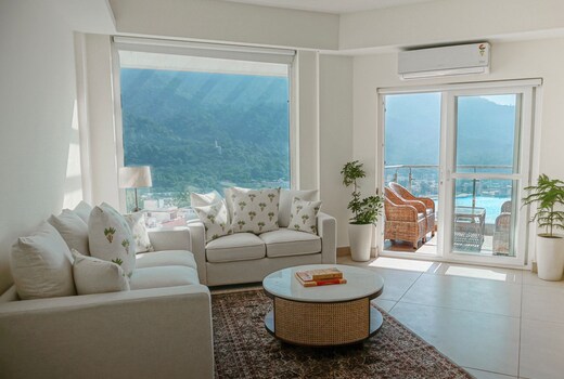 Golden Healing Journeys -Luxe Apartments