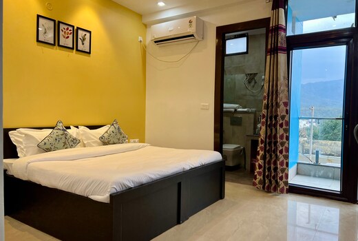 Daisy 3BHK by Wabi Sabi Stays With Private balcony