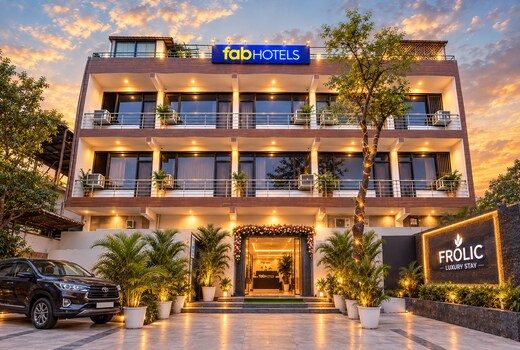 FabHotel Frolic Luxury Stay- Nr, Sec 52 Noida Metro Station