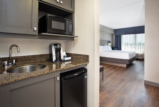 Holiday Inn Express & Suites Kingston Central
