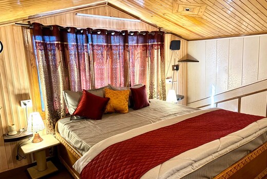 Jakhoo nest tiny house