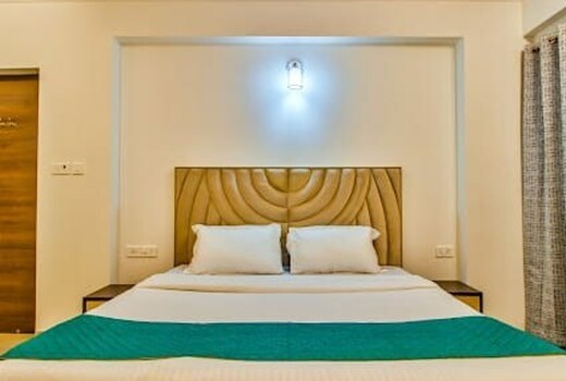 Lovely 2Bhk Luxury Apartment with pool perfect location