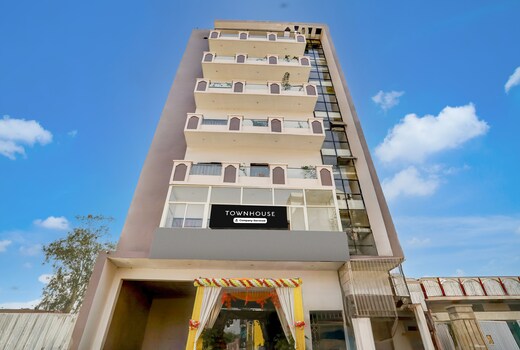 OYO Townhouse Hyderabad Gate IIT BHU Formerly RK Heights