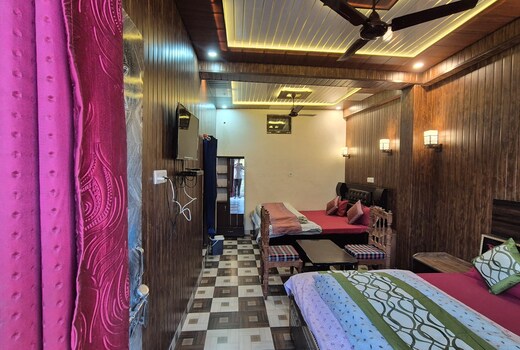 Bisht Hotel And Restaurant