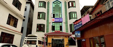 Hotel Azad (10 Mins drive to Dal Lake)