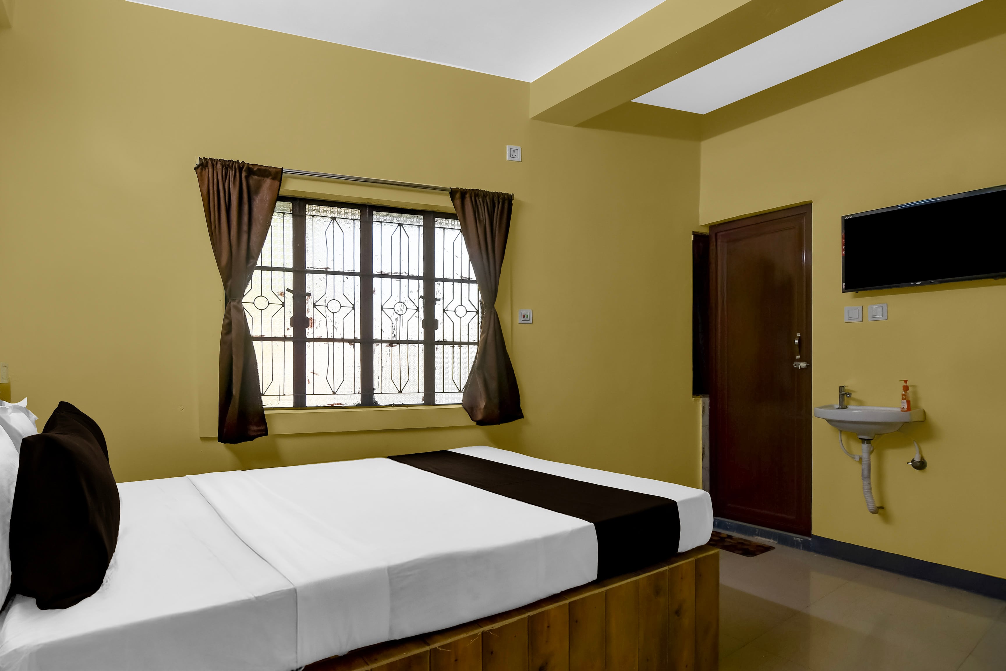 Hotel O J J Lodge