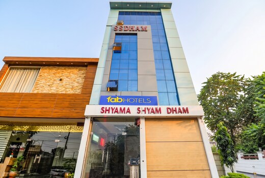 Fabhotel SS Dham - 200m from prem Mandir