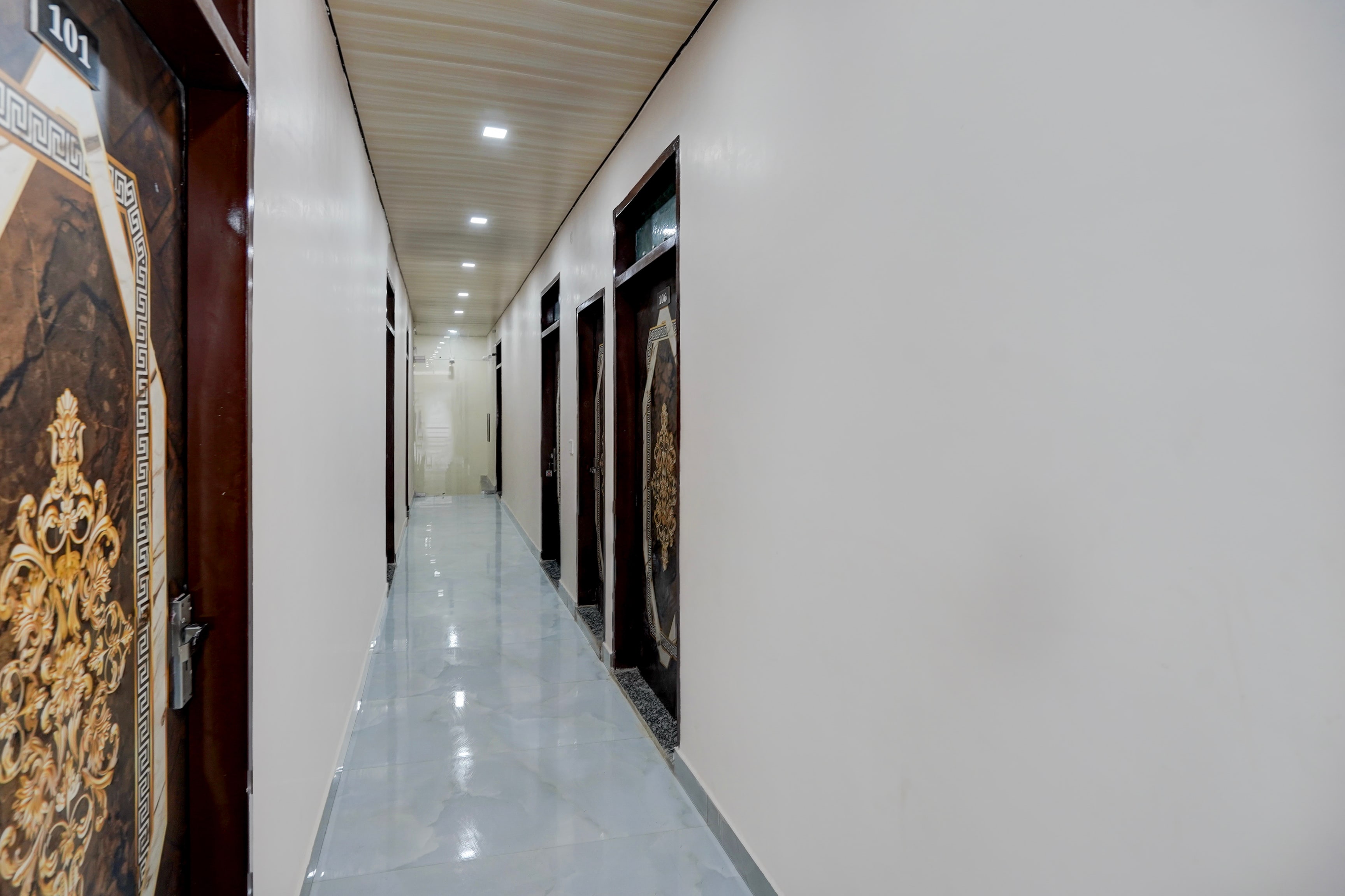 Hotel O Flagship Siddharth Hotel Yamuna Vihar C Block Stand